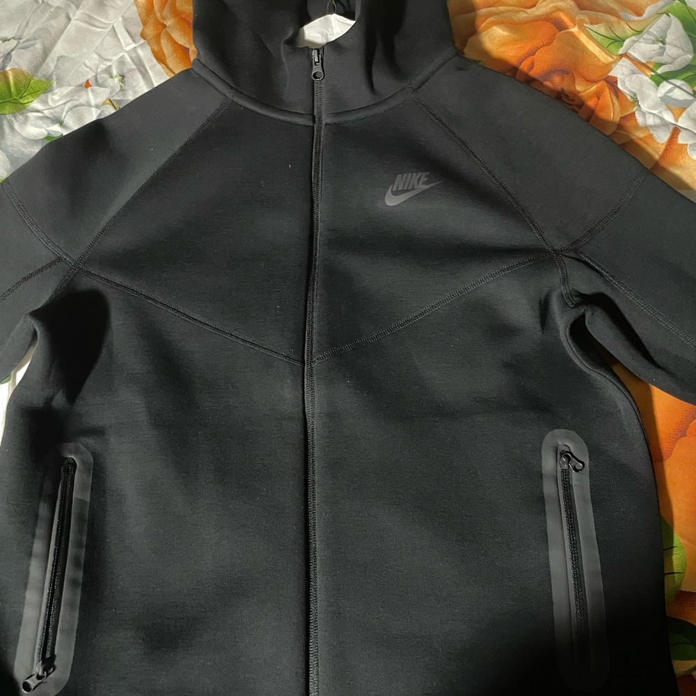 Nike Tech Fleece Boys XL - Picture 2 of 6